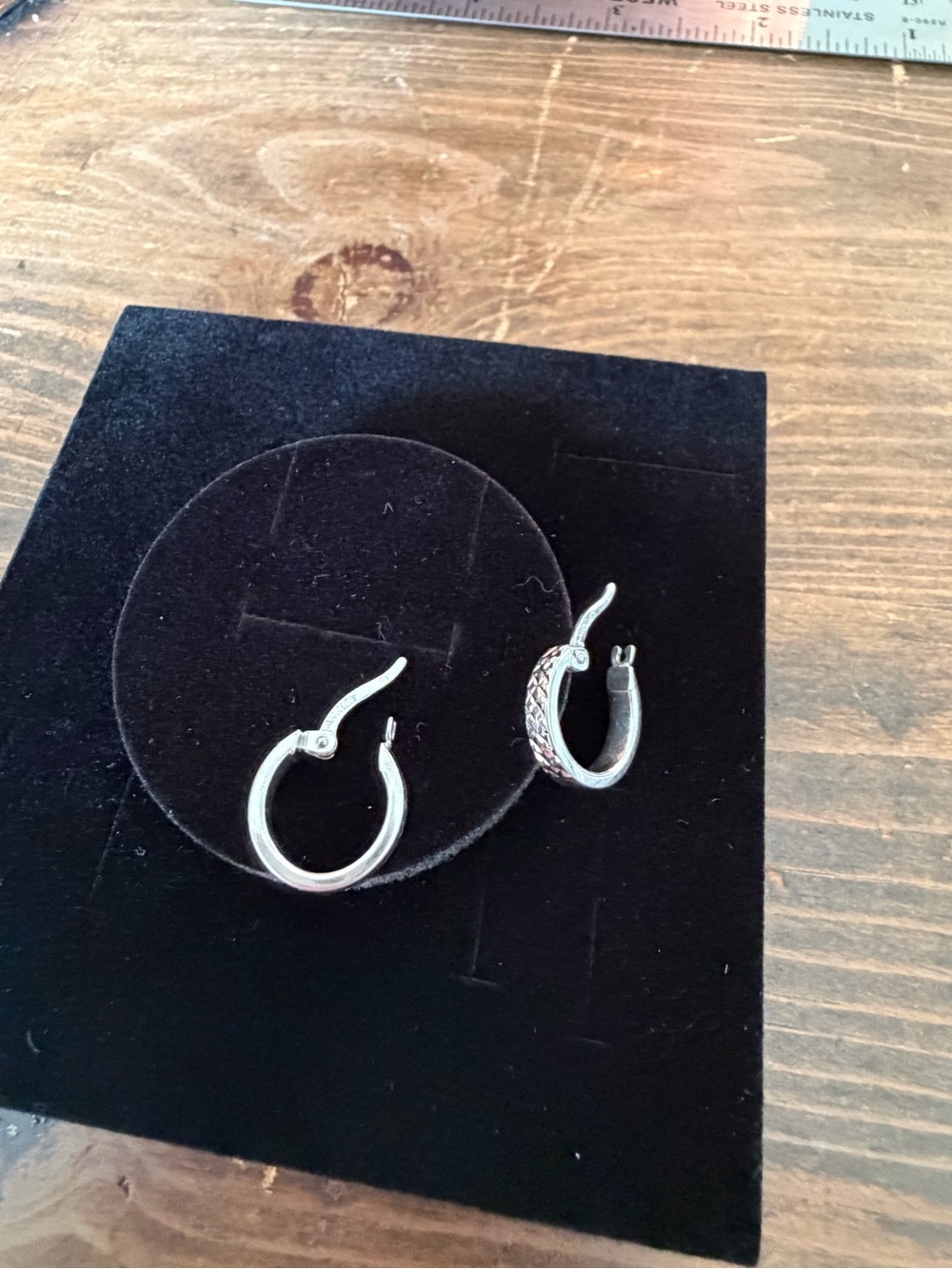 ARR 10K White Gold Diamond Cut Hoop Earrings Small Textured Hoops